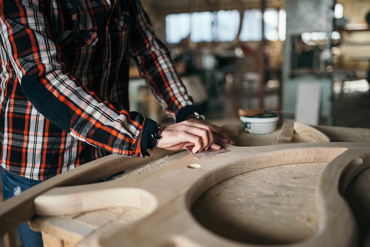 Artesão dando forma à madeira